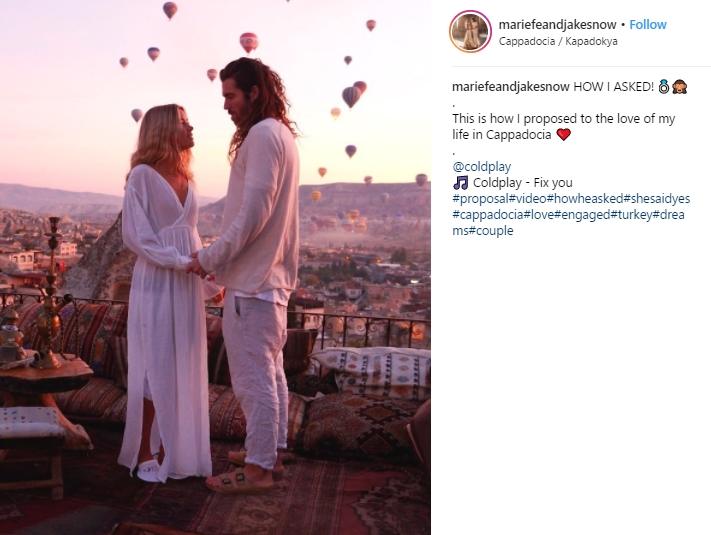 Jack melamar Marie dengan background balon udara yang indah. (Instagram/@mariefeandjacksnow)