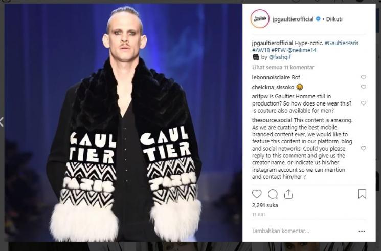 Syal bulu hewan Jean Paul pada Paris Fashion Week 2019. (Instagram/@jpgaultierofficial)