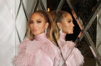 Jennifer Lopez Kece di Acara Fesyen, Insiden Lupa Copot Label Harga Disorot