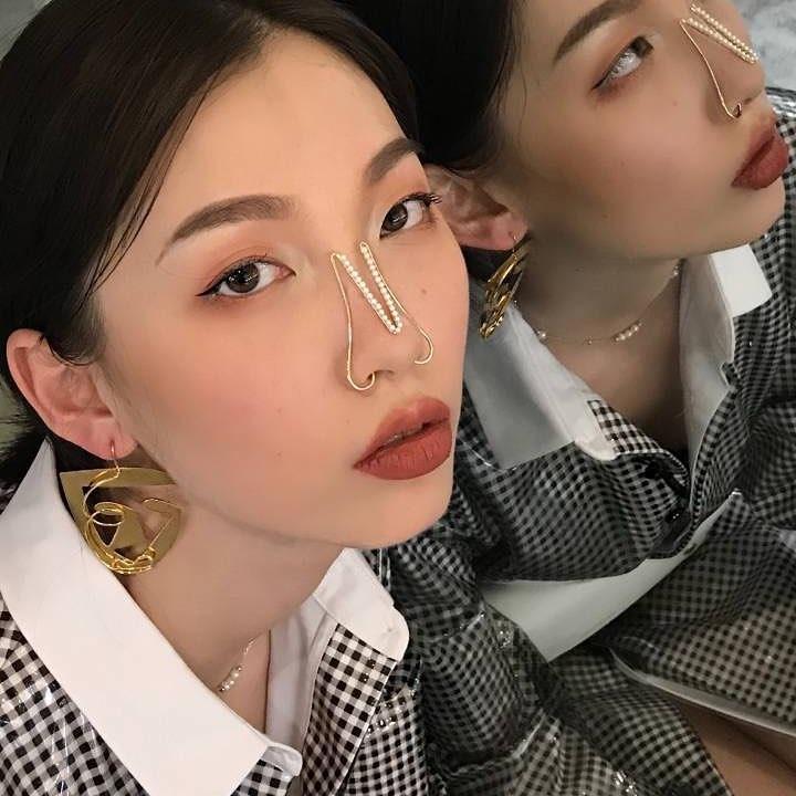 Aksesoris hidung Joanne Tan. (Instagram/@joanne_t_jewellery)