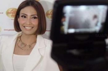 Nyentrik Abis, Begini Totalitas Berbusana ala Ayu Dewi