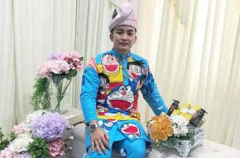 Pakai Baju Doraemon, Mempelai Pria Foto Sendirian di Pelaminan