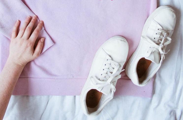Perempuan suka sneakers putih. (Unsplash/Nicole Honeywill)