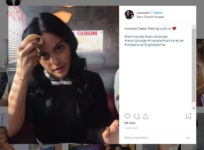 Camila Mendes ratakan makeup pakai pancake. (Instagram/@luvucami)