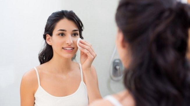 Ilustrasi menghapus makeup. (Shutterstock)