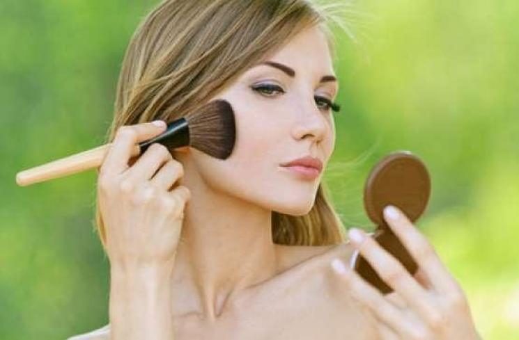 Multifungsi, Begini Cara Kontur dan Highlighting Wajah Pakai Concealer