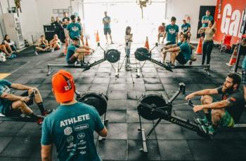 Bikin Gagal Paham, Wanita Ini Punya Gerakan Aneh saat Latihan Gym