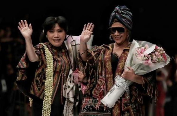 Menteri Kelautan dan Perikanan, Susi Pudjiastuti mengenakan busana rancangan Anne Avantie di Jakarta Fashion Week 2019, beberapa waktu lalu. (Suara.com/Muhaimin A Untung)