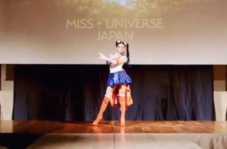 Miss Universe Japan dengan baju Sailor Moon. (Instagram/@yuumi_kato)