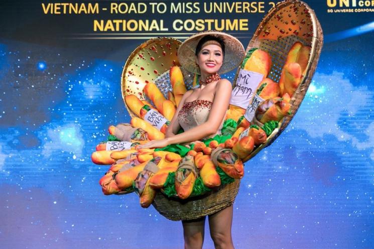Kostum unik Miss Vietnam. (Facebook/H'Hen Nie)