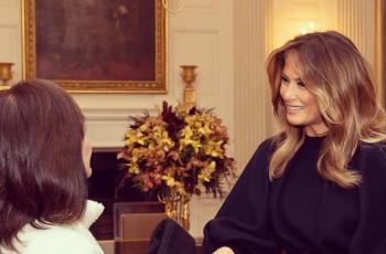 Melania Trump Pakai Sarung Tangan Cuma Sebelah saat Acara Resmi, Demi Apa?