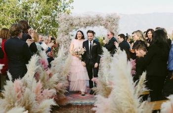 Menikah, Mandy Moore Cantik dengan Gaun Pengantin Nuansa Pink