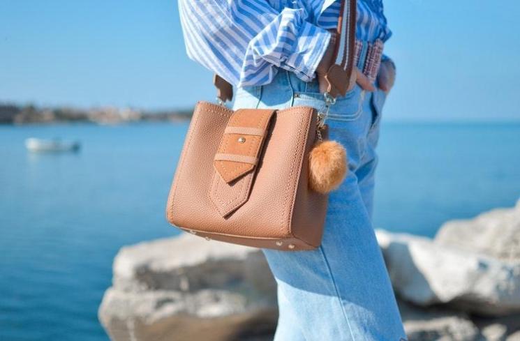 3 Trik Mengubah Sling Bag Jadi Waist Bag, Gaya Unik Lebih Cantik