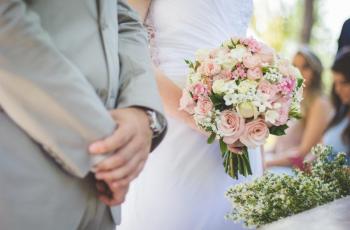 Nikah dengan Mahar Sandal Jepit, Pasangan Ini Viral di Media Sosial