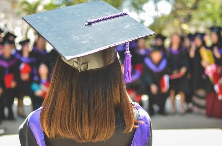 Penasaran Rasanya Wisuda, Pria Ini Jajal Pakai Toga Anaknya