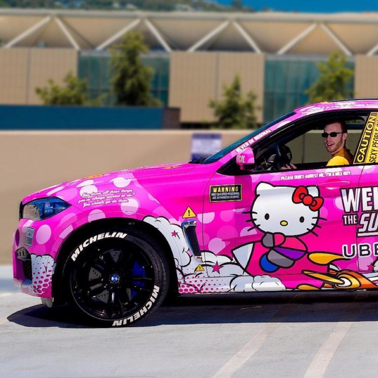 Logan dan mobil Hello Kitty. (Instagram/@loganthedriver)