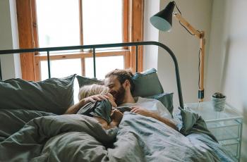 Nyaman dan Menyehatkan, Ini Manfaat Tidur Bersama Pasangan