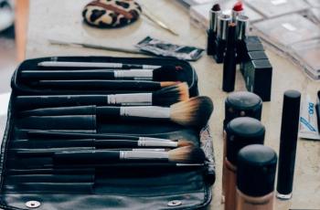 Ada Tutorial Makeup Buang Sampah, Netizen: Buang Sampah atau Mantan?