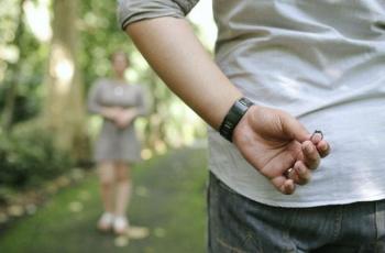 Pengayuh Sepeda Bikin Momen Lamaran Ini Gagal Romantis