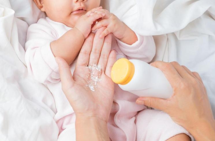 Ilustrasi pemakaian bedak bayi. (Shutterstock)