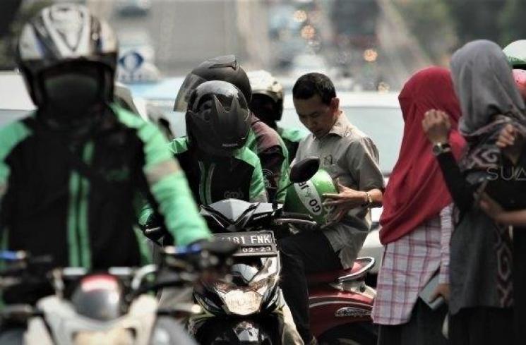 Haru, Ibu Tua Ini Rela Jadi Sopir Grab Buat Memenuhi Kebutuhan Hidup