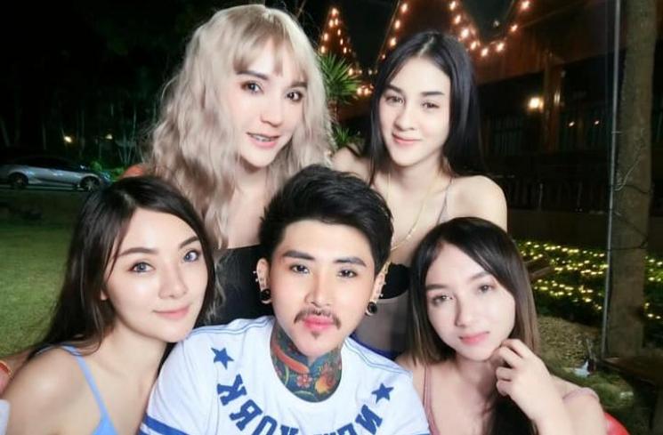 Pria poligami dengan 4 wanita cantik. (Facebook/Waraphon Pruksawan)