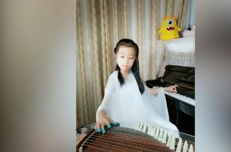 He Yue memainkan piano dan Guzheng. (YouTube/SupChina)