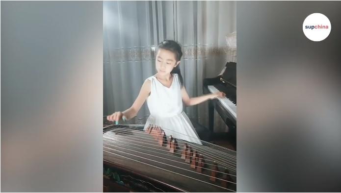 He Yue memainkan piano dan Guzheng. (YouTube/SupChina)