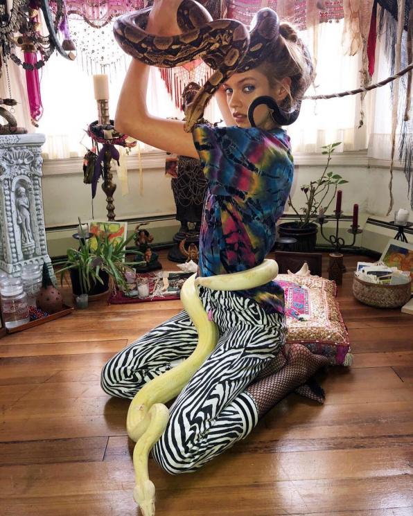 Stella Maxwell dan ular. (Instagram/@stellamaxwell)