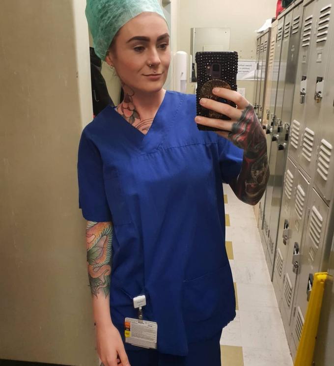 Sarah Gray, dokter cantik bertato. (Instagram/@rosesarered_23)