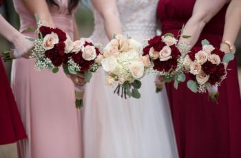 Risih, Pengantin Wanita Minta Bridesmaid Berhenti Pegang Baby Bump