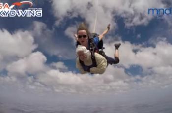 Keren! Nenek 102 Tahun Ini Berani Main Skydiving