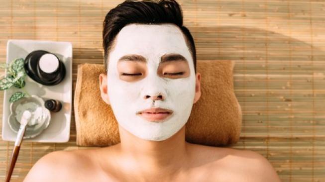 Pria melakukan perawatan wajah di klinik kecantikan. (Shutterstock)