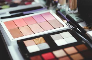 Tips Pakai Eyeshadow untuk Pemula, Ikuti 7 Langkah Mudah Ini