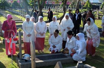 Peringati Hari Ibu, Iriana Tabur Bunga di Taman Makam Pahlawan