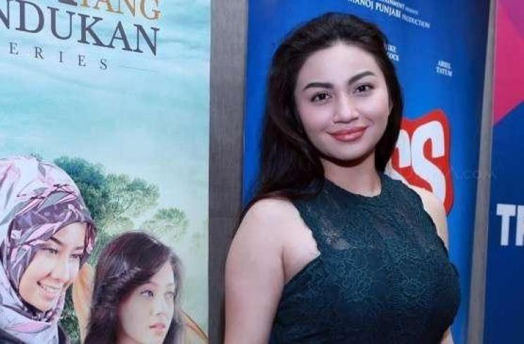 Pakai Baju Tanpa Lengan, Intip 5 Gaya Seksi Ariel Tatum