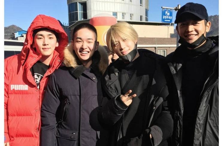 Taemin dan member Shinee lainnya ketika mengantar Onew wajib militer. (Instagram/@shinee)