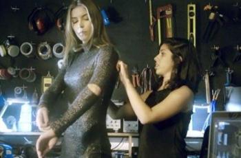 Canggih, Gaun Ini Bisa Melacak Tanda Pelecehan Seksual