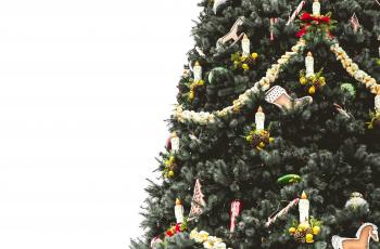 Serem, Wanita Ini Lihat Foto Penampakan Hantu di Balik Pohon Natal