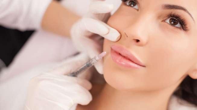 Perawatan kecantikan dengan prosedur suntik bibir. (Shutterstock)