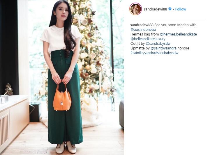Inspirasi outfit Natal ala Sandra Dewi. (Instagram/@sandradewi88)