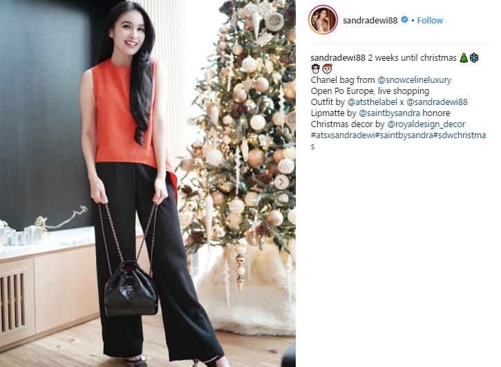 Inspirasi outfit Natal ala Sandra Dewi. (Instagram/@sandradewi88)
