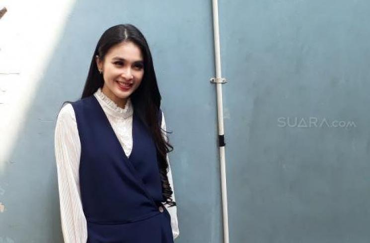 Inspirasi outfit Natal ala Sandra Dewi. (Suara.com/Wahyu Tri Laksono)