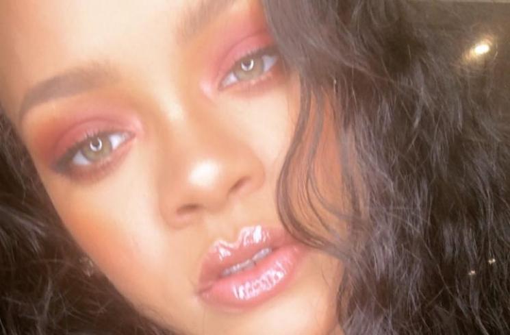 Promosi Koleksi Bra Terbaru, Rihanna Kenakan Bando Karya Rinaldy Yunardi