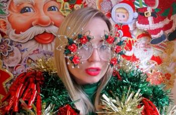 Fashion Designer Ini Terobsesi Jadi Pohon Natal