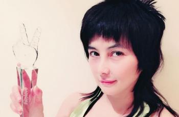 Hampir Setengah Abad, Artis Hongkong Ini Masih Hobi Bergaya Nyentrik