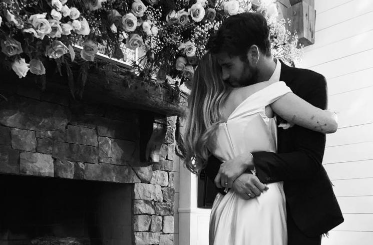 Miley Cyrus dan Liam Hemsworth resmi menikah. (Instagram/@mileycyrus)