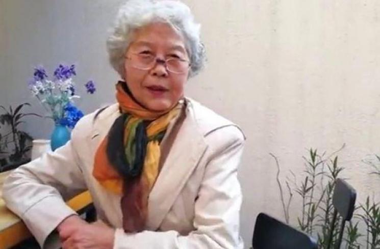 Nenek Qi jadi traveler keliling dunia di usia 70 tahun. (Facebook/Pear Video)
