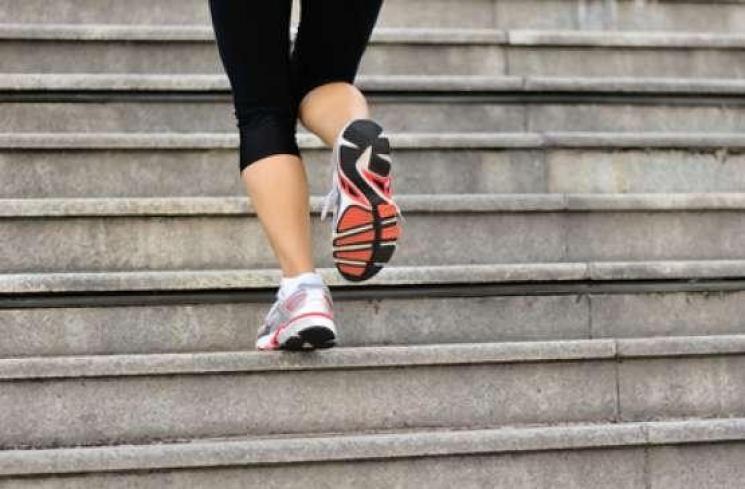 Olahraga sederhana dengan cara naik turun tangga. (Shutterstock)