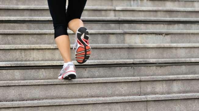 Olahraga sederhana dengan cara naik turun tangga. (Shutterstock)